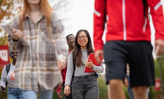 Group of 뿪¼ international students walking on campus