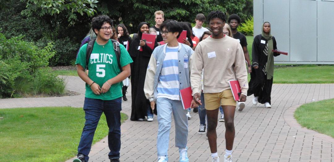 SOAR students (incoming freshmen) walking on campus at 뿪¼