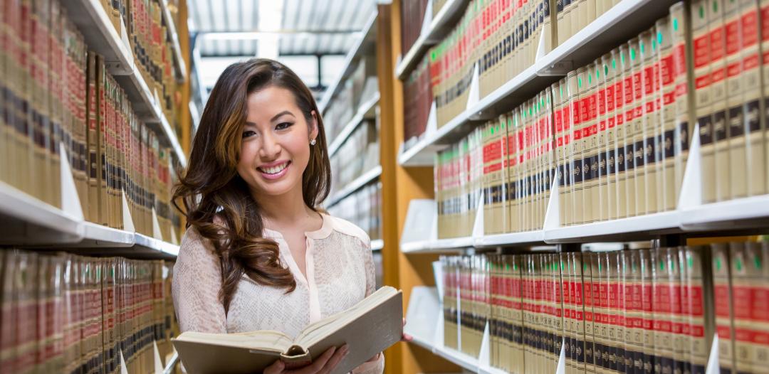 뿪¼ student in Paralegal program in law library